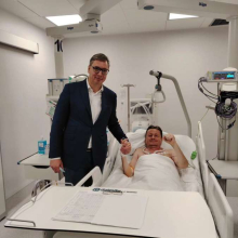 VUČIĆ POSETIO DARKA GLIŠIĆA U BOLNICI! Čvrst stisak ruke i uzdignuta pesnica - 