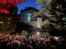 Umetniki Plavajočega gradu in Gaze ustvarili koncert z močnim sporočilom solidarnosti