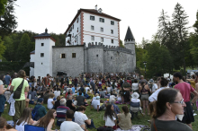 Okolica gradu Snežnik se je povezala z Gazo. Začel se je Plavajoči grad.