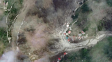 Satellitenbilder zeigen Ausmaß: Meterhoher Schlamm: Riesige Sturzflut verschluckt Himalaya-Dorf