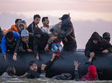 Moment small boat arrives at Gravelines beach to pick up migrants to take them illegally across to the UK - as the French do NOTHING
