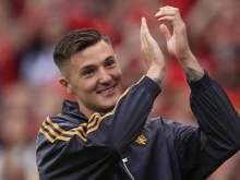 Benjamin Šeško z velikim nasmehom na zelenici Old Trafforda #video
