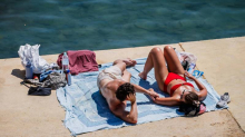 FOTO Vrućine prže Hrvatsku! Na Bačvicama prepune plaže, u Puli tražili okrjepu i spas u hladu