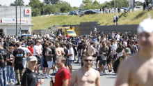 Internet-Streit: Tausende strömen zum früheren Wohnort des 