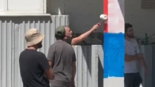 KAKVA SRAMOTA! Blokaderske ustaše ponovo uništavaju srpsku zastavu! (VIDEO)