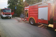 BUKTI VELIKI POŽAR U KRUŠEVAČKOM NASELJU: Sve raspoložive jedinice izašle na teren, vetar otežava rad vatrogasaca
