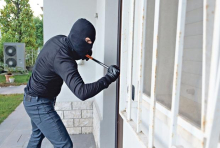 ČETIRI SIGURNA ZNAKA DA SU VAM LOPOVI TIPOVALI STAN DOK STE NA MORU! Ovo je važno da uradite, jer ovi ljudi mogu da vam pomognu! OVO JE NAJPODMUKLIJA TAKTIKA