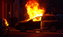DRAMATIČNI PRIZORI NA VOŽDOVCU, GORE AUTOMOBILI: Vatrogasci se bore sa vatrenom stihijom