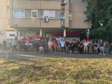 LIMAN PONOVO U BOJAMA NAŠE ZEMLJE! Slika ponosa, koja govori više od 1.000 reči: Pravi srpski rodoljubi vratili trobojku u novosadsko naselje (FOTO)