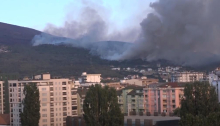 IZBIO VELIKI POŽAR U JUŽNOJ MITROVICI: Vatra stigla do obližnjih kuća, kulja gust crni dim (VIDEO)