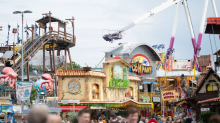 Unfall: Teil von Kirmes-Gondel fällt auf Besucher und verletzt ihn
