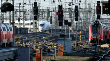 Österreich: Mann springt auf fahrenden Schnellzug auf und fährt außen mit
