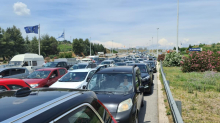 Svi gledaju u fiću na Evzoniju! Srbi čekali 2 sata, a momci iz Vlasotinca postali prava atrakcija: Ovako se nekad išlo u Grčku FOTO