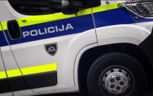 V traktor lonec, v policijsko vozilo steklenica