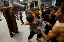 Izrael še krepi napade na mesto Gaza. V zadnjem dnevu zaradi lakote umrlo še pet ljudi.