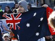 Man holding Australian flag attacked by pro-Palestine protesters and punched in the face