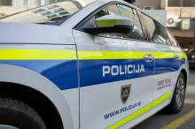 Voznik pod vplivom alkohola trčil v 17-letnika, ki je hodil ob robu ceste