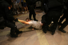 V Srbiji na protestih poškodovanih najmanj 100 ljudi. Premier Macut poziva k umiritvi napetosti.