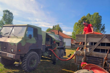 Vojska Srbije pomaže meštanima sjeničkih sela: Dopremaju vodu i čiste pojila za stoku u sušom pogođenim mestima (FOTO)