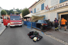 Bad Schwanberg: Vorwärts- statt Rückwärtsgang eingelegt; Pkw landete im Gastgarten