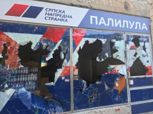 BLOKADERI NAPALI PROSTORIJE SNS NA PALILULI: Pogledajte snimak divljaštva (VIDEO)