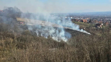 VELIKI POŽAR IZBIO U ČAČANSKOM NASELJU TRBUŠANI: Vatra guta voćnjake i imanja - u borbi na terenu uz vatrogasce su i meštani (FOTO)