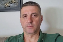 GAĐALI SU ME I UDARALI U LEĐA, LETELE SU KAMENICE I TOPOVSKI UDARI: Novinar Vladimir Savić o napadu blokadera na njega i snimatelja u Novom Sadu