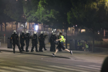 DVOJICA DEMONSTRANATA PRIZNALA KRIVICU ZA NAPADE NA POLICAJCE Zaključili sporazume sa VJT, evo koje su kazne dobili