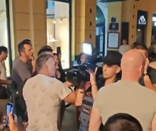 UNS OSUĐUJE NAPAD NA NOVINARE INFORMERA U NOVOM SADU: Udruženje traži hitnu reakciju i kažnjavanje napadača na novinara i snimatelja