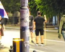 BLOKADERI NAORUŽANI MOTKAMA ŠETAJU PO NOVOM BEOGRADU: Snimak sve govori, pogledajte scene sa protesta u prestonici (VIDEO)