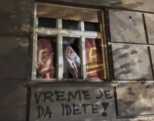 BLOKADERI NAPRAVILI OPŠTI HAOS U NOVOM SADU! Razbili i uništili prostorije Gradskog odbora Pokreta socijalista i ispisali - 