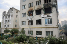 V ruskih napadih na Ukrajino ubitih najmanj deset ljudi
