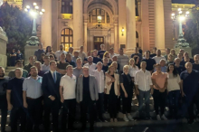 MINISTRI SA NARODOM ISPRED SKUPŠTINE SRBIJE: Došli smo večeras ovde da damo podršku ljudima koji žele da uče i koji žele normalnu i pristojnu zemlju (FOTO)