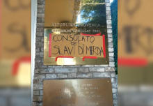 Italijanski policisti izsledili krivca za žaljiva napisa na slovenskem konzulatu v Trstu