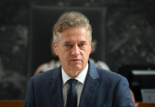 V Golobovem kabinetu menijo, da lahko žaljivi zapis na omrežju X ogrozi premierjevo varnost