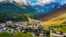 TOP dražbe v septembru: hiše, apartmaji, zemljišča, slovenski superavto, stanovanja ...