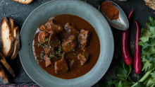Einfach Essen – die Genusskolumne: Ehrlich, deftig, bodenständig: Gulasch schmoren wie Tim Mälzer