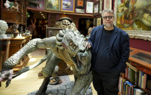 Guillermo del Toro je zbirko filmskih zakladov skoraj izgubil v požaru. Zdaj se od nje poslavlja.