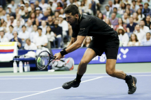 Đoković serviral 18 asov kljub bolečinam v hrbtu, Shelton in Tiafoe presenetljivo izpadla
