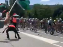 Na Vuelti spet udarili protestniki, Francoz pristal na tleh #video