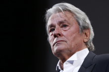 Sohn ficht Testament an: Ein Jahr nach Tod von Alain Delon: Kinder streiten ums Millionen-Erbe