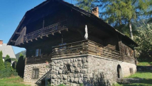 Dražba hiše na Dovjem še tretjič uspela. Kdo je kupec in ali bo tokrat plačal kupnino?