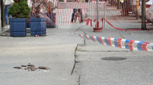 Mermerna ploča pala sa zgrade u centru Čačka:  Policija ogradila prostor FOTO