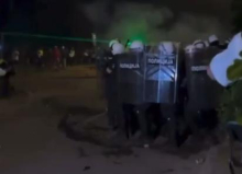 POLICAJCI 12 MINUTA TRPELI TORTURU! Pogledajte kako stoje mirno dok ih blokaderi napadaju svim i svačim (VIDEO)