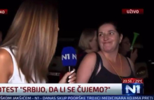 BLOKADERKA SRAMNO VREĐALA PREDSEDNIKA, REPORTERKA N1 JOJ ZAHVALILA Sumanuti prizori u Novom Sadu, nepoštovanje lidera države na delu (VIDEO)