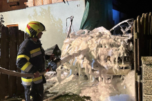 Wohnmobil in Vollbrand, Feuerwehr rettet Bewohner und Hund