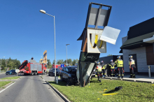 Autolenker verlor das Bewusstsein und krachte gegen Werbetafel