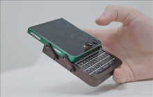 Galaxy Z Flip 5 oživel kot BlackBerry!