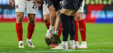 Fußball-WM-Qualifikation in Linz: Spiel zwischen Österreich und Zypern wegen Loch im Rasen unterbrochen