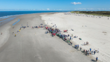 Friesensport Klootschießen: Ebbe, Sand und Holzkugeln: Ostfriesen werfen am Inselstrand